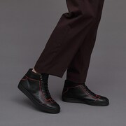 阿良々木暦モデルのアイテムの着用例。