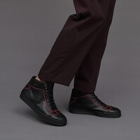 阿良々木暦モデルのアイテムの着用例。