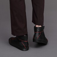 阿良々木暦モデルのアイテムの着用例。