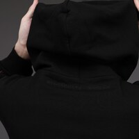 阿良々木暦モデルのアイテムの着用例。