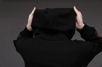 阿良々木暦モデルのアイテムの着用例。