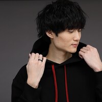 阿良々木暦モデルのアイテムの着用例。