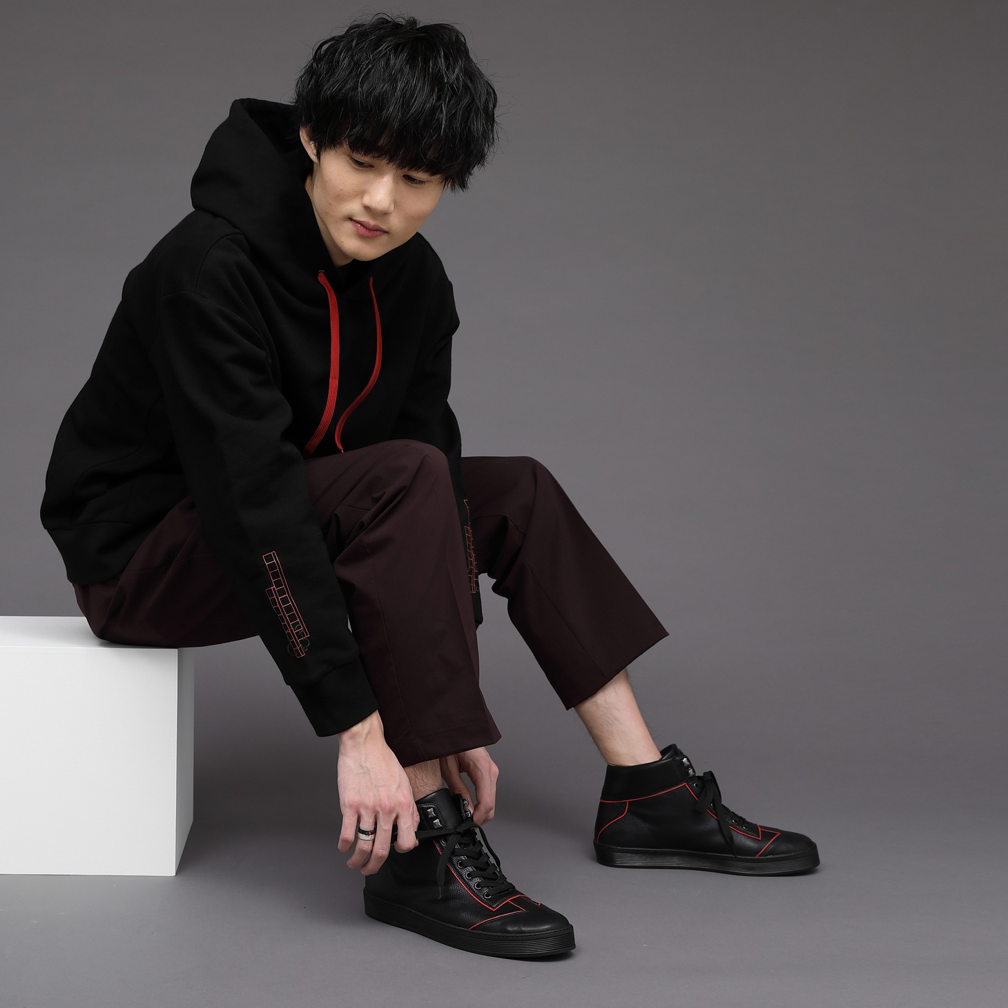 阿良々木暦モデルのアイテムの着用例。
