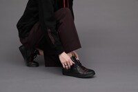 阿良々木暦モデルのアイテムの着用例。