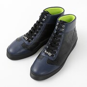 八九寺真宵モデルのスニーカー。