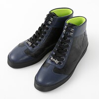 八九寺真宵モデルのスニーカー。