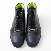 八九寺真宵モデルのスニーカー。