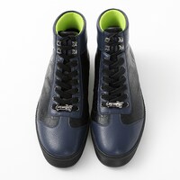 八九寺真宵モデルのスニーカー。