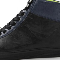 八九寺真宵モデルのスニーカー。