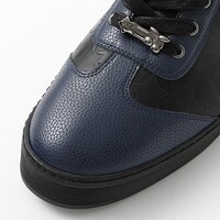 八九寺真宵モデルのスニーカー。