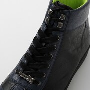 八九寺真宵モデルのスニーカー。