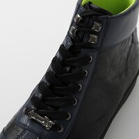 八九寺真宵モデルのスニーカー。