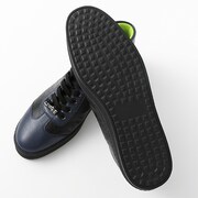 八九寺真宵モデルのスニーカー。