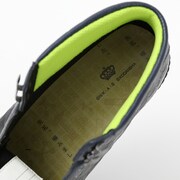 八九寺真宵モデルのスニーカー。