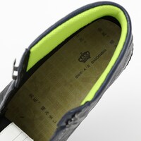 八九寺真宵モデルのスニーカー。