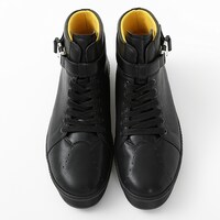 忍野忍モデルのスニーカー。