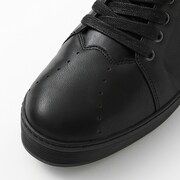 忍野忍モデルのスニーカー。