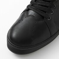 忍野忍モデルのスニーカー。