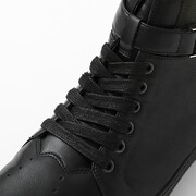 忍野忍モデルのスニーカー。