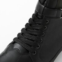 忍野忍モデルのスニーカー。