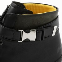 忍野忍モデルのスニーカー。