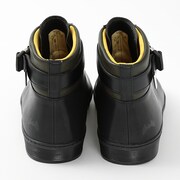 忍野忍モデルのスニーカー。