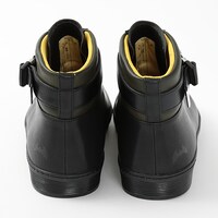 忍野忍モデルのスニーカー。