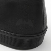 忍野忍モデルのスニーカー。