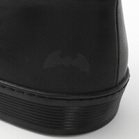 忍野忍モデルのスニーカー。