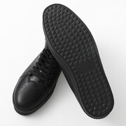 忍野忍モデルのスニーカー。