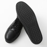 忍野忍モデルのスニーカー。