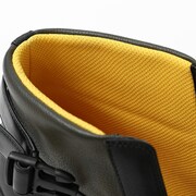 忍野忍モデルのスニーカー。