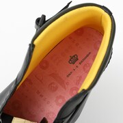 忍野忍モデルのスニーカー。