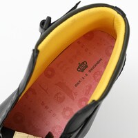 忍野忍モデルのスニーカー。