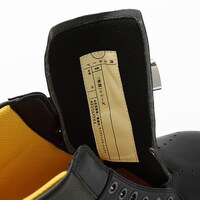 忍野忍モデルのスニーカー。