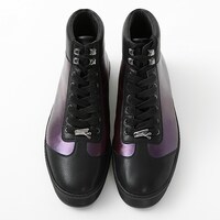 戦場ヶ原ひたぎモデルのスニーカー。