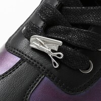 戦場ヶ原ひたぎモデルのスニーカー。