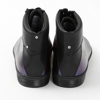 戦場ヶ原ひたぎモデルのスニーカー。