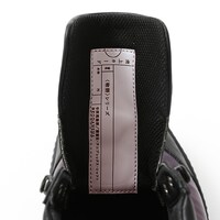 戦場ヶ原ひたぎモデルのスニーカー。