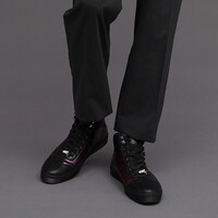 戦場ヶ原ひたぎモデルのアイテムの着用例。