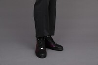 戦場ヶ原ひたぎモデルのアイテムの着用例。