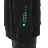 斧乃木余接モデルのフーディー。