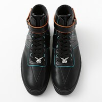 斧乃木余接モデルのスニーカー。