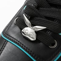 斧乃木余接モデルのスニーカー。