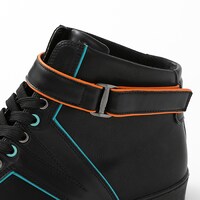 斧乃木余接モデルのスニーカー。