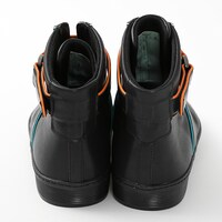 斧乃木余接モデルのスニーカー。