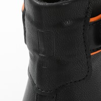 斧乃木余接モデルのスニーカー。