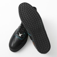 斧乃木余接モデルのスニーカー。