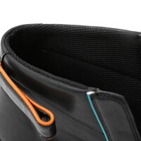 斧乃木余接モデルのスニーカー。