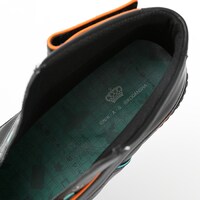 斧乃木余接モデルのスニーカー。